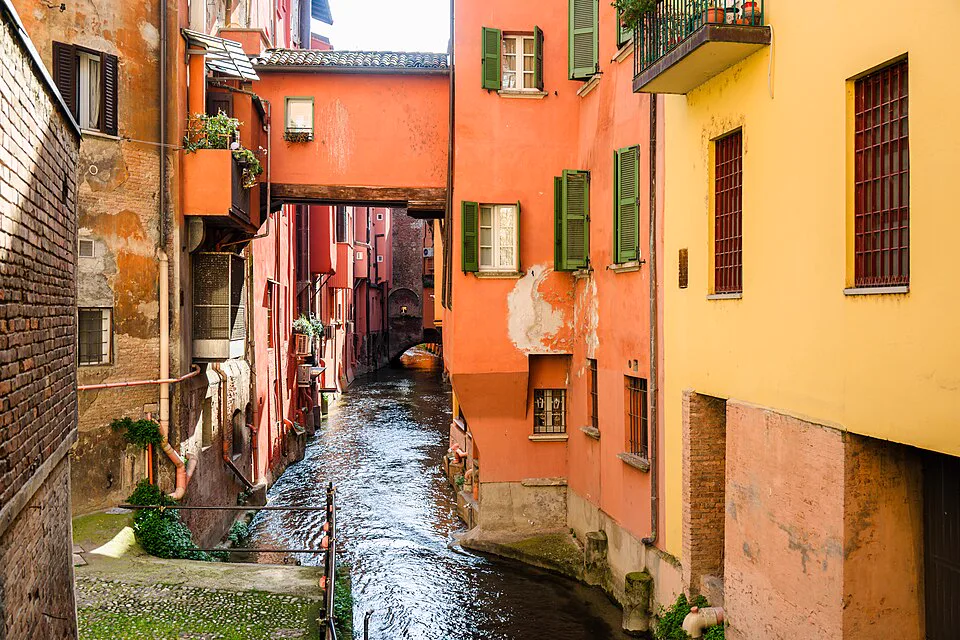 Canale delle Moline seen from Via Malcontenti, Bologna
