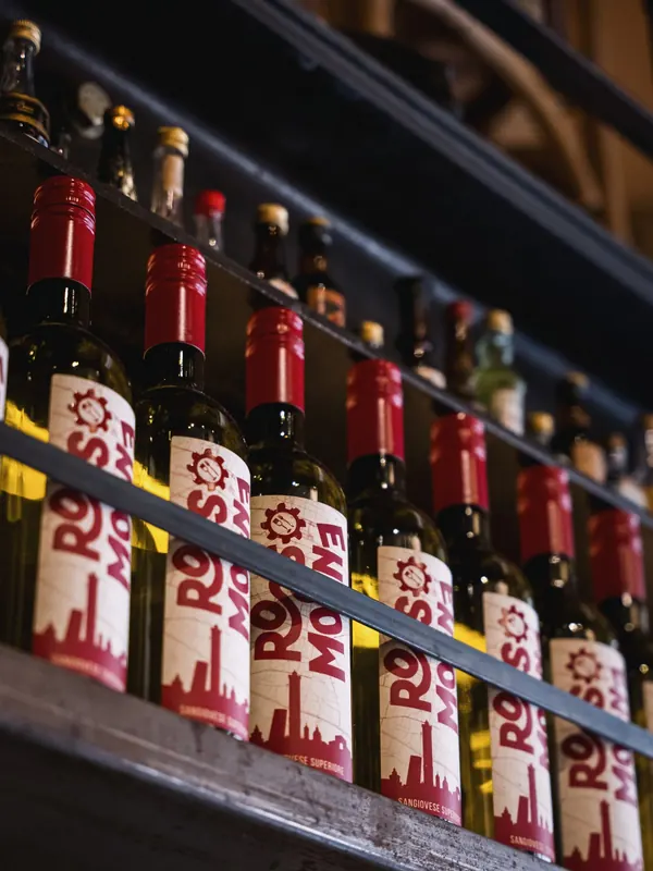 Bottiglie di Rosso Moline allineate sullo scaffale dell'osteria