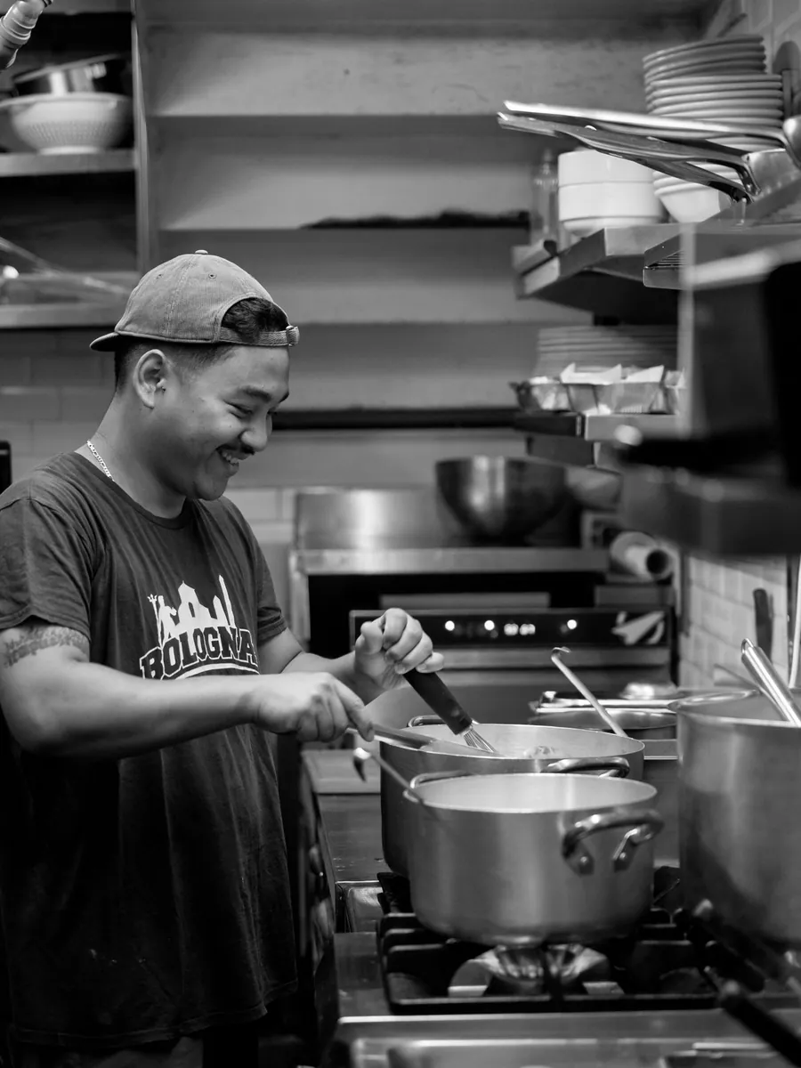 Il cuoco de Le Moline al lavoro in cucina, fotografia in bianco e nero