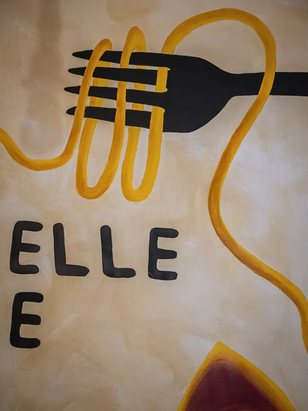Murale con forchetta e tagliatelle dipinto dentro l'osteria Le Moline