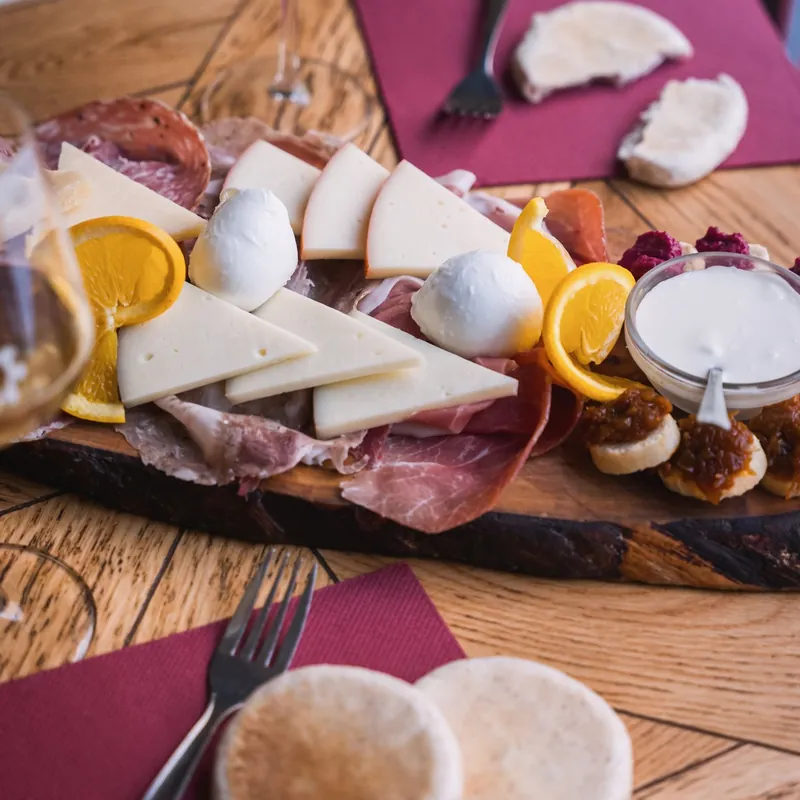 Tagliere di salumi e formaggi con tigelle, Le Moline Bologna