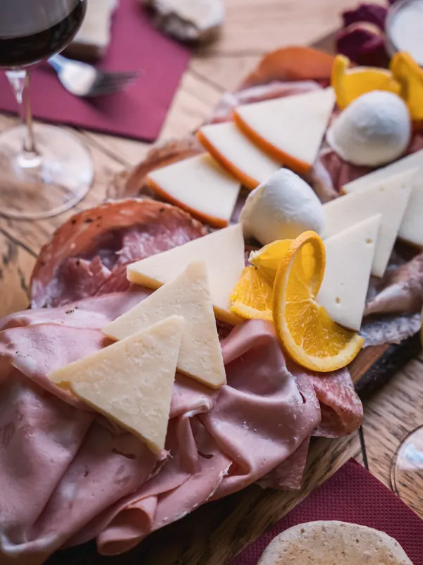 Tagliere di salumi e formaggi con tigelle all'osteria Le Moline