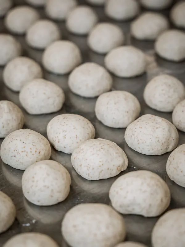 Palline di impasto delle tigelle, farina 00 e integrale, nella cucina de Le Moline