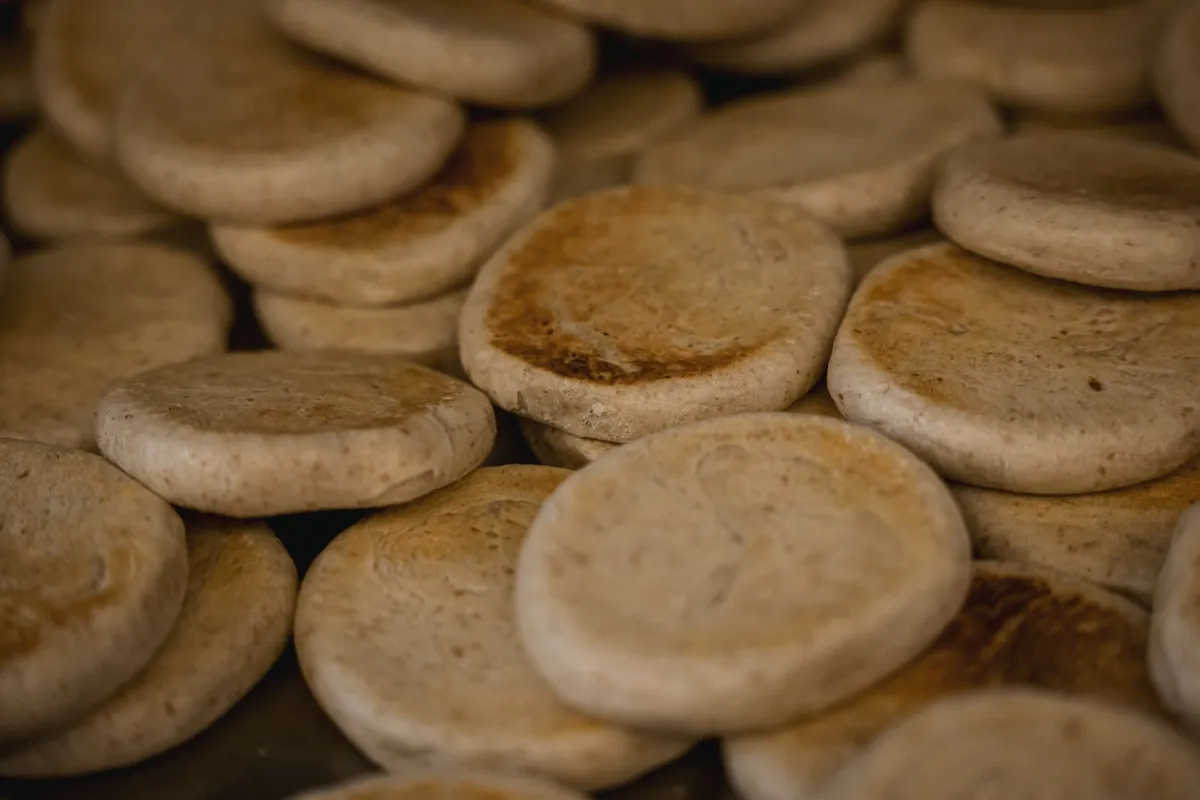 Tigelle montanare appena cotte all'osteria Le Moline di Bologna
