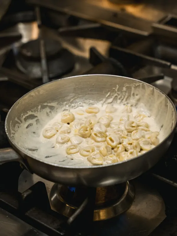 Tortellini mantecati in padella con la crema di Parmigiano, Le Moline