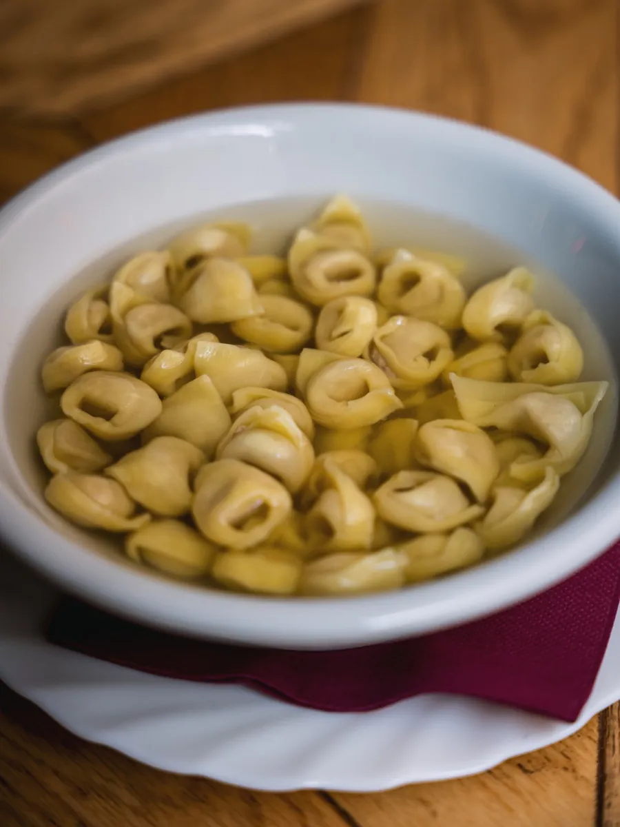 Tortellini in brodo di gallina e vitello serviti all'osteria Le Moline di Bologna
