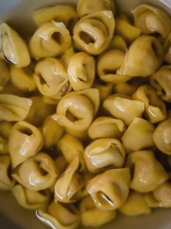 Tortellini appena scolati dal brodo nella cucina de Le Moline