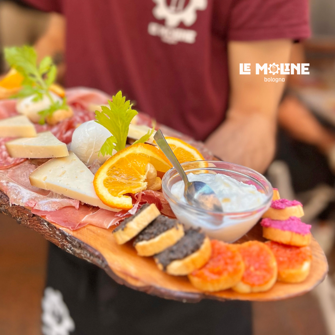 Board of cold cuts and cheeses with handmade tigelle at Le Moline